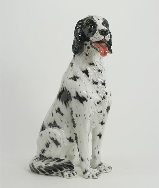 Gustowna figura psa wykonanego z ceramiki