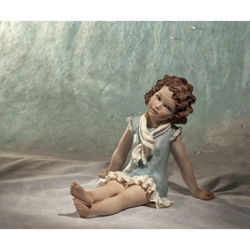 lalka z porcelany siedzaca