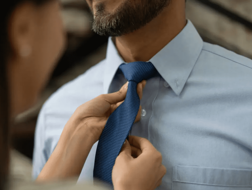 Jak zawiązać krawat na prosty węzeł?